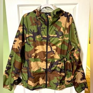 New with no tags! The Northface Camo wind breaker!